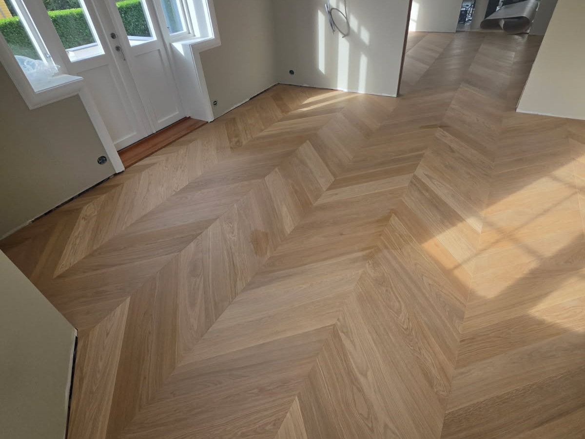 Chevron Villa — chevrongulv i lys eik med gjennomgående midtplanke i hallen