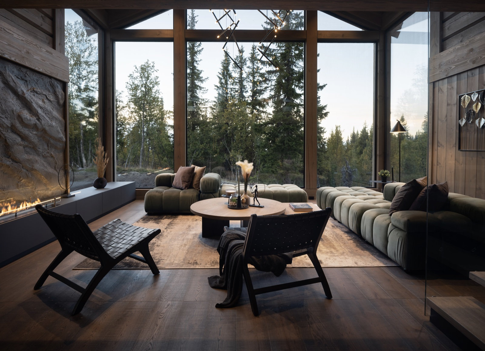 Hytte Trysil — tregulv i hytte med store vinduer