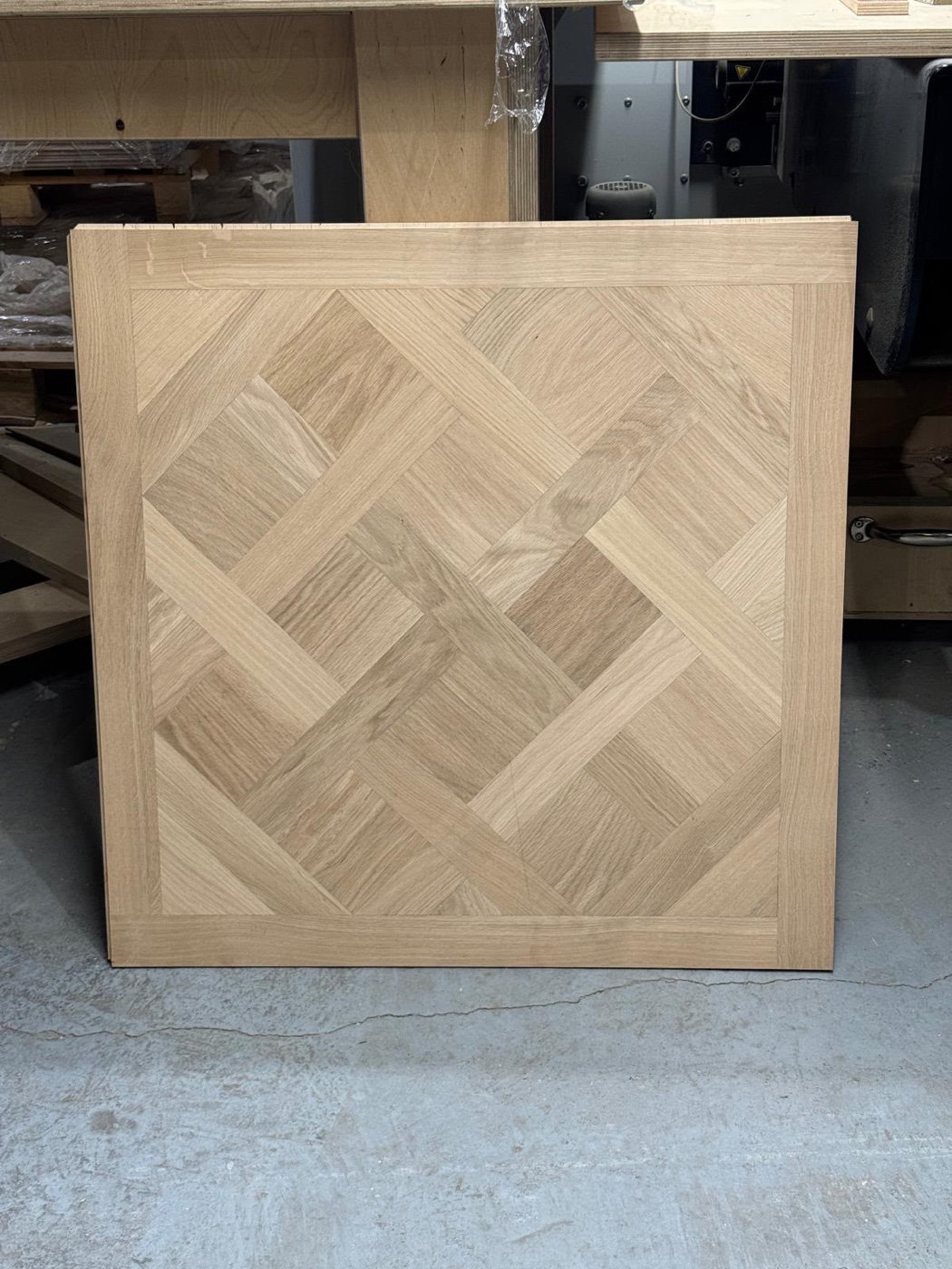 Versailles-panel i eik — flettet mønster med ramme