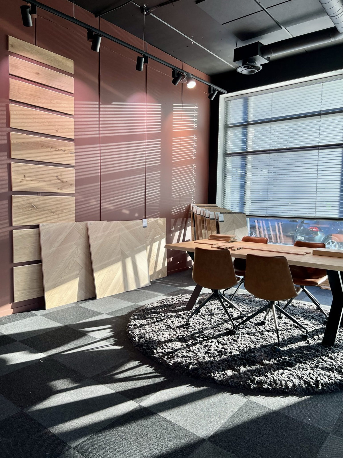 Plank Norge showroom i Stavanger — tregulvprøver på veggen og prøvebord